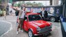 Kali ini, mereka berfoto dengan mini cooper classic berwarna merah. Mobil itu terparkir di rumah mewah Raffi lainnya yang juga masih berlokasi di Andara. (Foto: Instagram/ raffinagita1717)