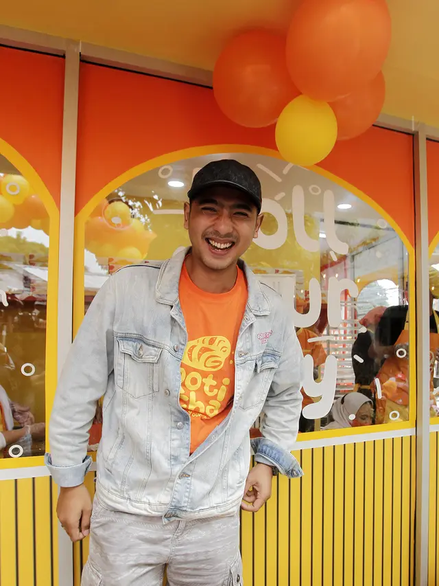 Arya Saloka dalam Grand Opening Roti Cha di kawasan Duren Tiga, Jakarta Selatan.