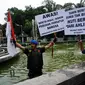 Aksi Kopral Besar Bagyo menyambut Hari Pers Nasional dan kampanye anti-hoax di kawasan Stadion Manahan, Solo, Jateng. (Liputan6.com/Fajar Abrori)
