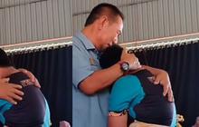 Momen Sedih Anak Yatim Perpisahan dengan Guru yang Selalu Perhatian, Menangis Sesegukan Beri Hadiah Buah