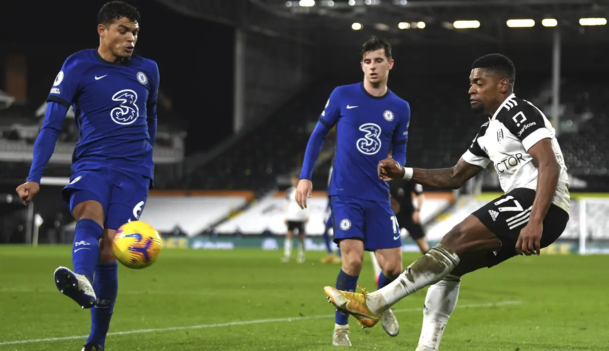 Penyerang Fulham, Ivan Cavaleiro (kanan) menendang bola di depan bek Chelsea, Thiago Silva pada lanjutan Liga Inggris yang berlangsung di Craven Tottage pada Minggu (17/1/2021) dini hari WIB. Chelsea berhasil meraih kemenangan 1-0 atas Fulham lewat gol tunggal Mason Mount. (Mike Hewitt/Pool via AP)