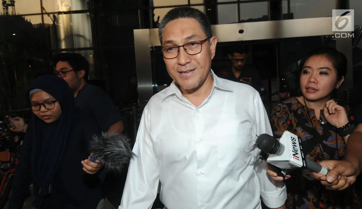 Ekspresi anggota Komisi XI DPR Sukiman usai menjalani pemeriksaan di Gedung KPK, Jakarta, Senin (22/7/2019). Tersangka dugaan suap pengurusan anggaran Kabupaten Pegunungan Arfak ini diperiksa sebagai saksi untuk tersangka Plt Kadis PUPR Pegunungan Arfak Natan Pasomba. (merdeka.com/Dwi Narwoko)