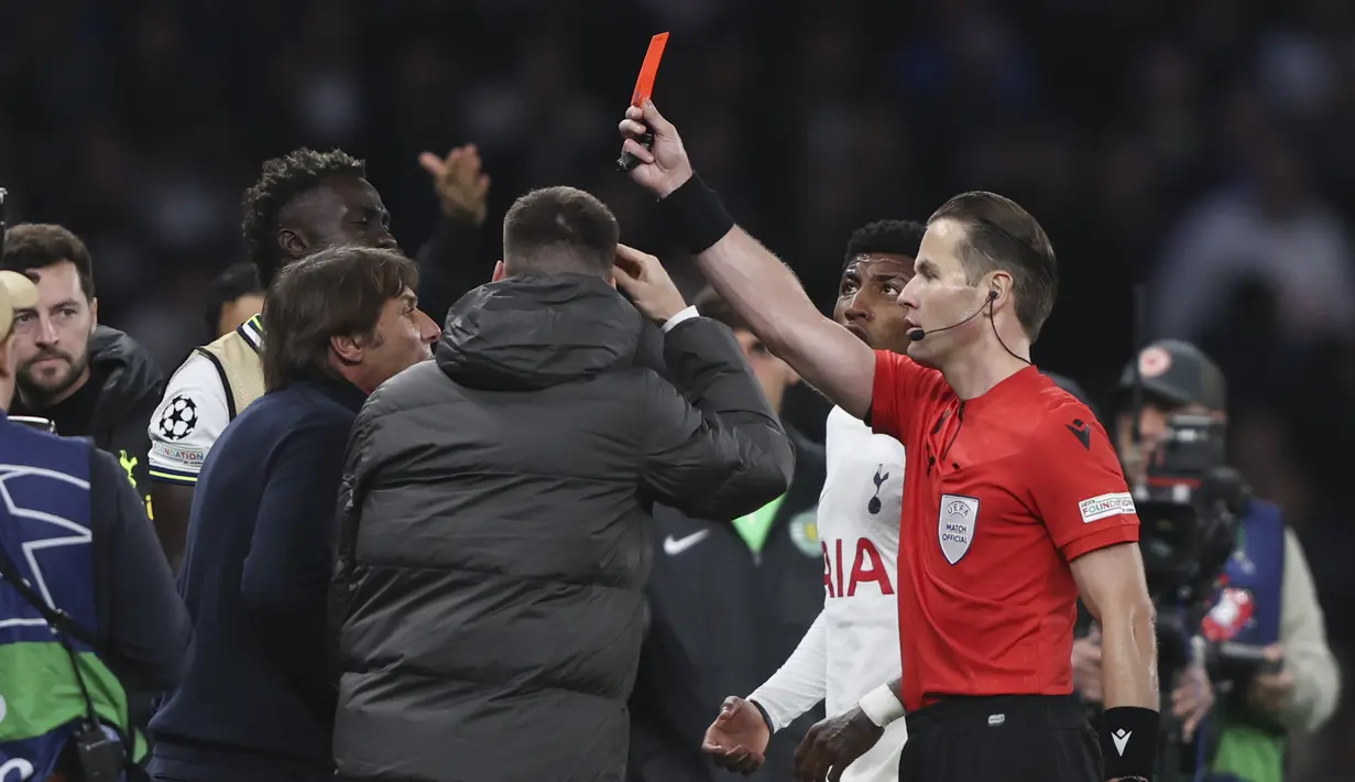 Wasit Danny Makkelie memberikan kartu merah kepada pelatih kepala Tottenham Hotspur Antonio Conte saat menjamu Sporting CP pada matchday kelima Grup D Liga Champions di Tottenham Hotspur Stadium, Kamis (27/10/2022) dini hari WIB. Sporting CP membuka skor berkat gol Marcus Edwards sebelum Rodrigo Bentacur menyamakan kedudukan untuk Tottenham. (AP Photo/Ian Walton)