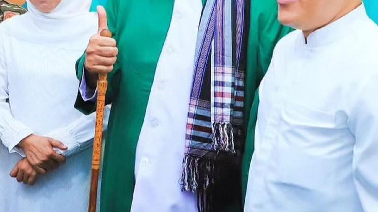 Puncaknya, ribuan jemaah tampak sangat bersemangat melantunkan selawat bersama Habib Syech
