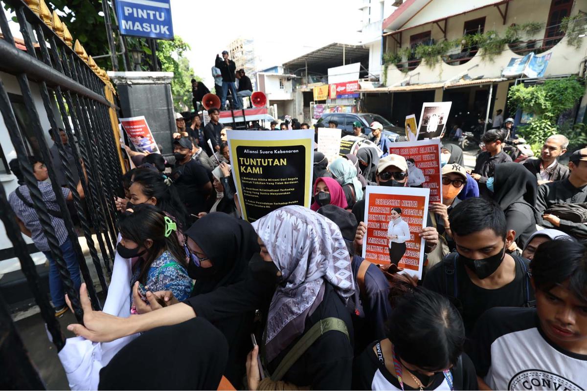FOTO: Sidang Diwarnai Demo, Nikita Ajukan Eksepsi atas Dakwaan Pemerasan dan TPPU