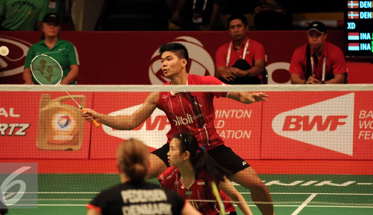 Ganda campuran Indonesia, Praveen Jordan/Debby Susanto mengandaskan Joachim F Nielsen/Christina Pedersen di Total BWF World Championships 2015 di Jakarta, Kamis (13/8/2015). Jordan/Debby unggul 22-20, 19-21, 23-21. (Liputan6.com/Helmi Fithriansyah)
