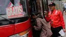 Seorang penumpang menaiki bus gratis di Thamrin, Jakarta, Rabu (17/12/2014). (Liputan6.com/Faizal Fanani)