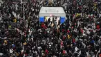 Suasana saat calon penumpang menunggu kereta di sebuah stasiun di Hangzhou, Provinsi Zhejiang, China, Minggu (10/2). Jutaan warga China mulai kembali bekerja setelah menghabiskan liburan Tahun Baru Imlek di kampung halaman. (Chinatopix via AP)