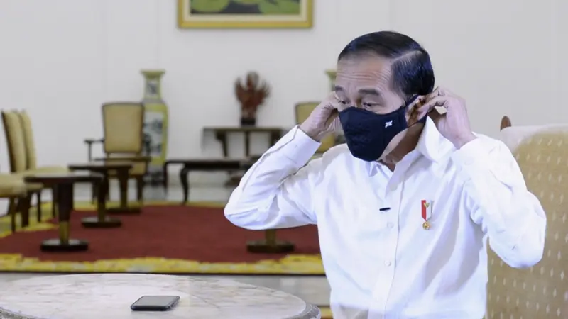 Presiden Jokowi berbincang dengan dr Faisal Rizal Matondang, seorang dokter paru, melalui panggilan video. (Foto: Biro Pers Sekretariat Presiden)