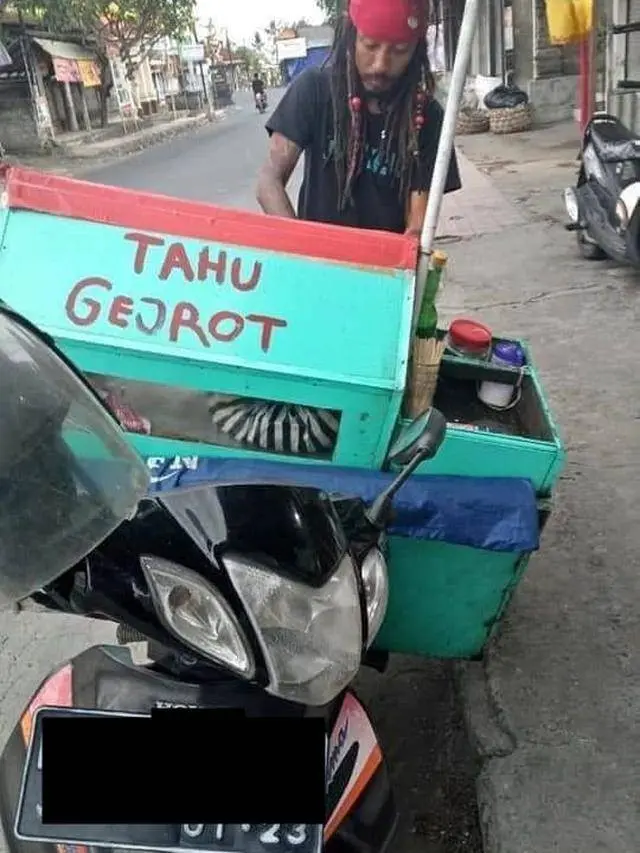 Tampil Beda, Ini 10 Potret Unik Orang Jualan Pakai Kostum Ini Niat Banget