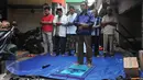 Warga menggelar salat dan berdoa bersama jelang penertiban permukiman Kampung Akuarium, Penjaringan, Jakarta, Senin (11/4). Mereka berdoa dengan khusuk di antara gang sempit, dengan menggelar terpal. (Liputan6.com/Gempur M Surya)