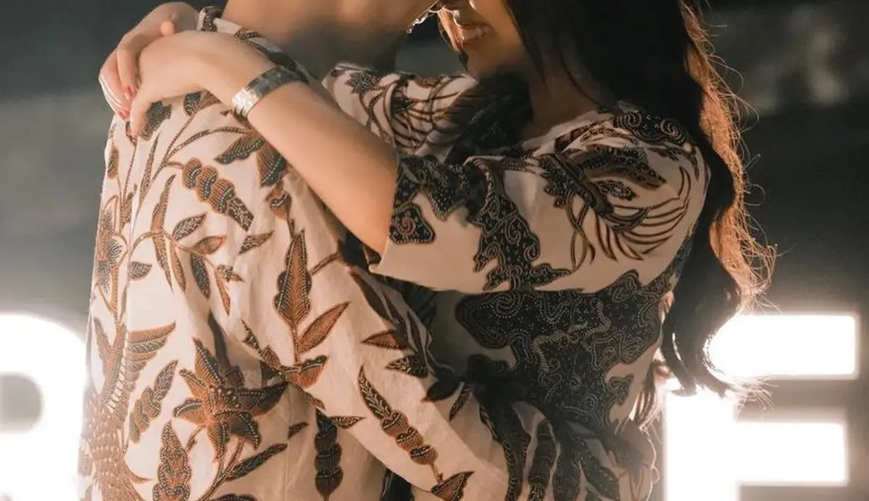 Senada dengan Sisca, kakak Jessica Jane tampil mengenakan kemeja batik nuansa warna senada dengan Sisca Kohl. Ia melengkapi penampilannya dengan celana panjang warna hitam. (Instagram/jessnolimit).