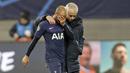 Pelatih Tottenham Hotspur, Jose Mourinho, berusaha menenangkan Lucas Moura usai ditaklukkan RB Leipzig pada laga liga Champions di Red Bull Arena, Selasa (10/3/2020). RB Leipzig menang dengan skor 3-0. (AP/Michael Sohn)