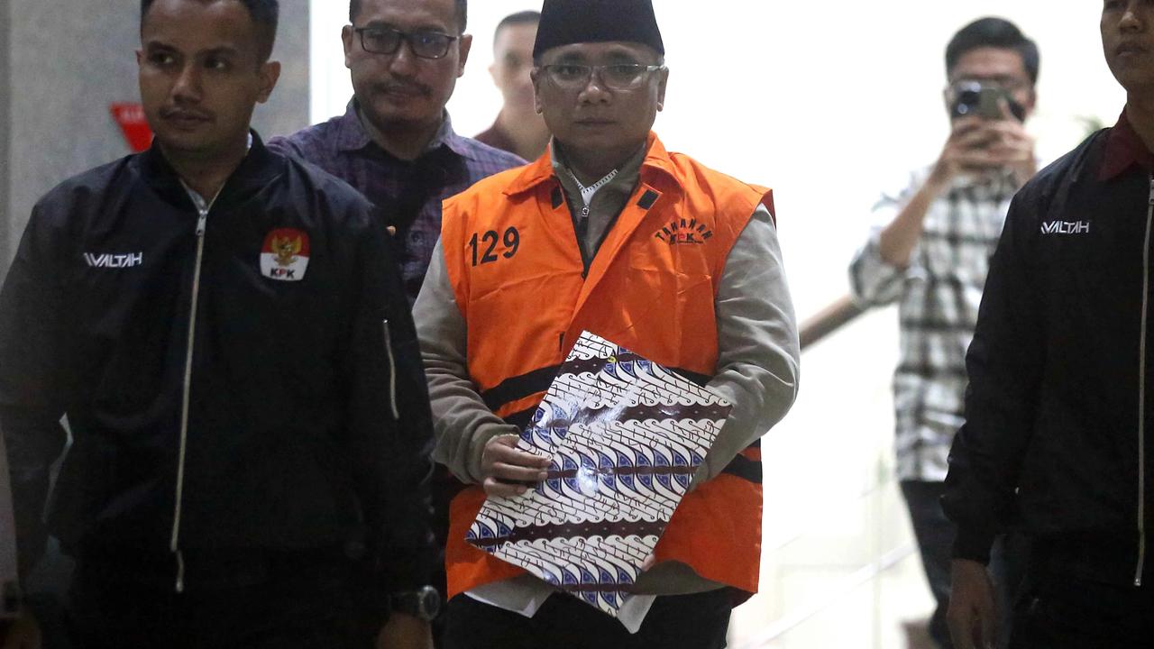 FOTO: KPK Resmi Menahan Yaqut Cholil Qoumas dalam Kasus Dugaan Korupsi Haji