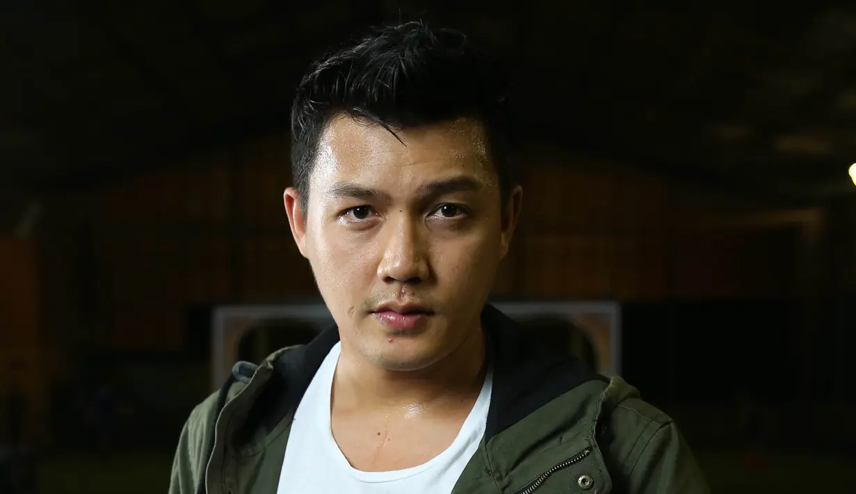 "Menikah atau tidaknya kan status negara, masyarakat. Bagi gue menikah itu ada gue, pasangan gue dan Tuhan. Gue berjanji pada Tuhan, mau hidup dengan orang ini. Kita menikah istilahnya nikah gereja." Ujar Dirly. (Adrian Putra/Bintang.com)