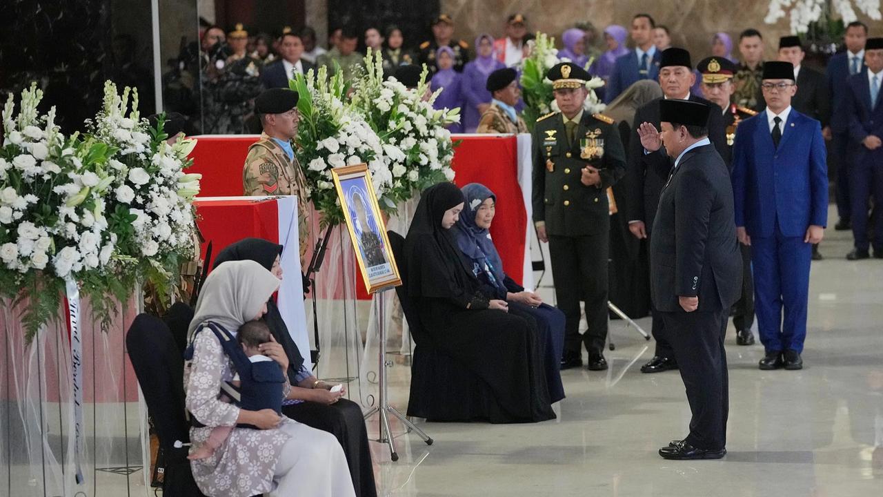 FOTO: Isak Haru Iringi Kepulangan Tiga Prajurit yang Gugur di Lebanon