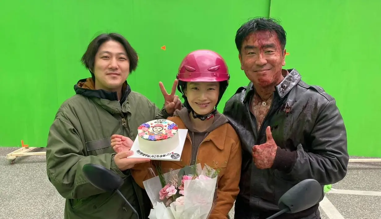 Adegan Hwang Ji-Hee menolong Juwon dengan motornya menyusuri jalan dengan pemandangan indah ternyata diambil menggunakan green screen. (Foto: Instagram/ ryuseungryong_)
