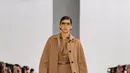 Warna putih dalam koleksi ini hadir dalam berbagai bentuk, mulai dari blus sederhana hingga  gaun panjang yang anggun.  [Dok/MaxMara].