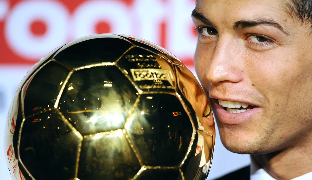 Cristiano Ronaldo meraih tiga kali penghargaan Ballon d'Or yaitu  pada tahun 2008, 2013 dan 2014. (AFP Photo/Franck Fife)
