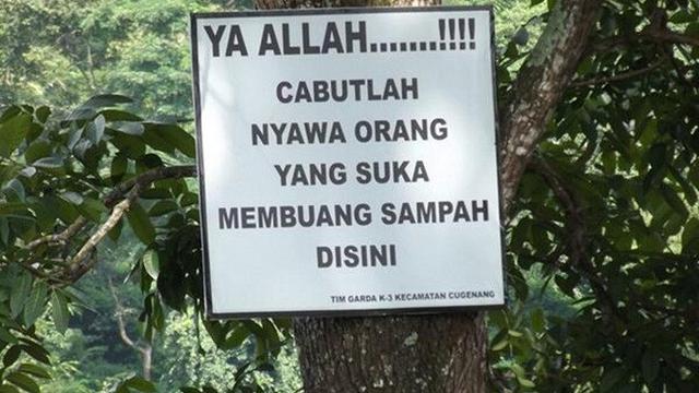 6 Pengumuman Nyeleneh Ini Ditempel di Pohon, Bikin Geleng Kepala