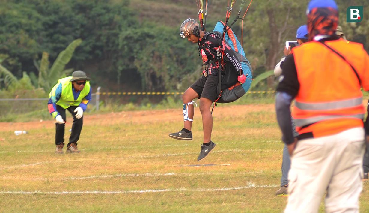 Atlet paralayang Indonesia, Jafro Megawanto, saat berlaga pada nomor ketepatan mendarat individual di Gunung Mas, Jawa Barat (21/08/2018). Tim paralayang Asian Games Indonesia sementara masih berada dalam tiga besar. (merdeka.com/arie basuki)
