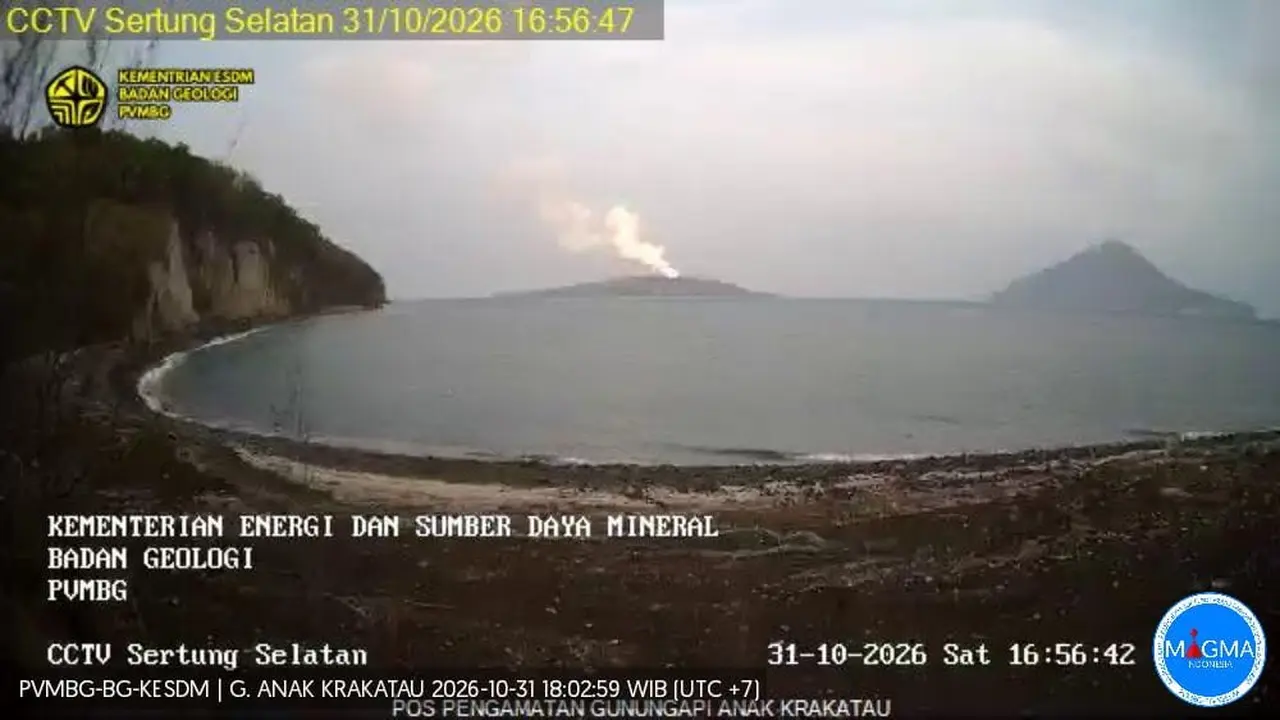Gunung Anak Krakatau di perairan Selat Sunda, Lampung Selatan, kembali erupsi sebanyak 10 kali (Liputan6.com/Istimewa)