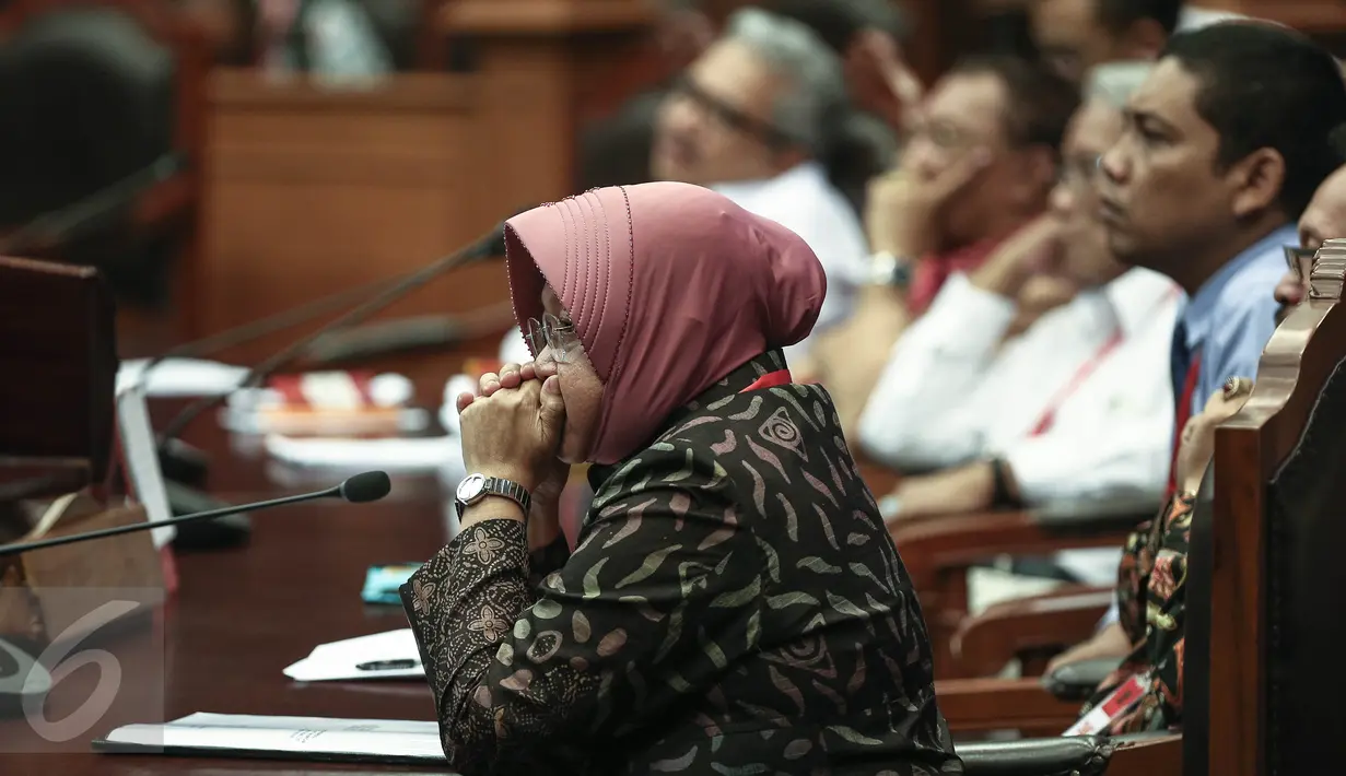 Wali Kota Surabaya Tri Rismaharini memenuhi panggilan Mahkamah Kostitusi (MK), Jakarta, Rabu (8/6). Risma akan menjadi saksi atas gugatan warga Surabaya tentang Pengalihan Wewenang Penyelenggaraan Pendidikan kepada Pemprov. (Liputan6.com/Faizal Fanani)