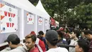 Suporter Persija Jakarta, The Jakmania, antri untuk menukar tiket di Lapangan Blok S, Jakarta, Minggu (9/12). Persija akan menjalani laga penentuan gelar juara melawan Mitra Kukar. (Bola.com/Vitalis Yogi Trisna)