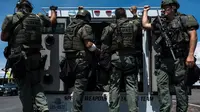 Petugas keamanan dikerahkan mengamankan lokasi penembakan massal di kota El Paso, Texas, yang membunuh 20 orang (AFP/Joel Angel Suarez)