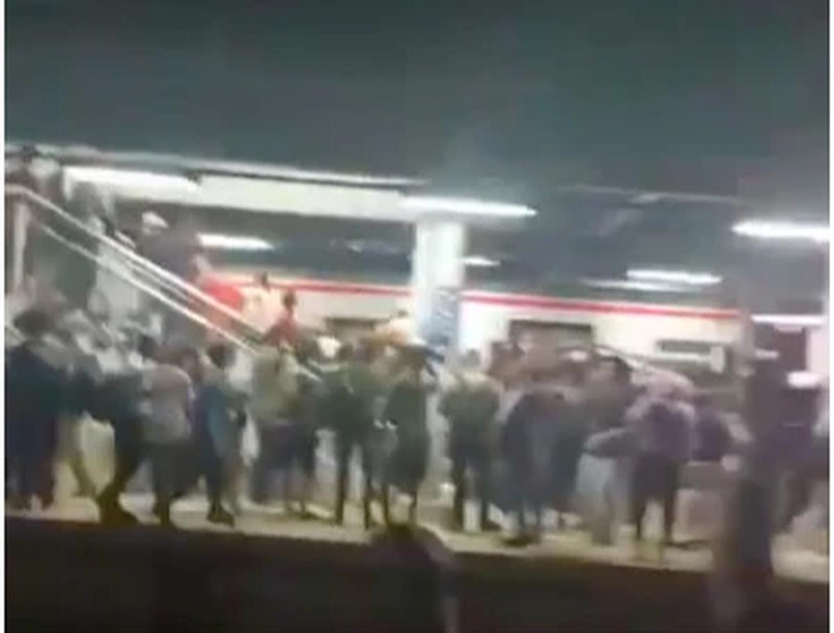 PT Kereta Api Indonesia (Persero) menyampaikan permohonan maaf kepada pelanggan atas insiden operasional yang terjadi di wilayah Stasiun Bekasi Timur. (Istimewa)