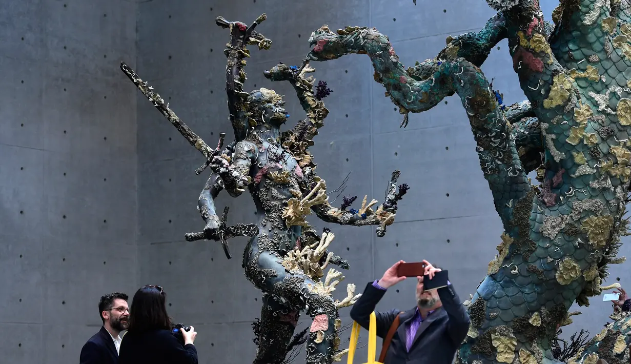 Patung yang berjudul "Hydra and Kali" karya seniman Inggris Damien Hirst dipamerkan di Venice, Italia (6/4). Tema dalam pameran itu "Treasures dari Wreck dari Unbelievable" .(AFP Photo/Miguel Medina)