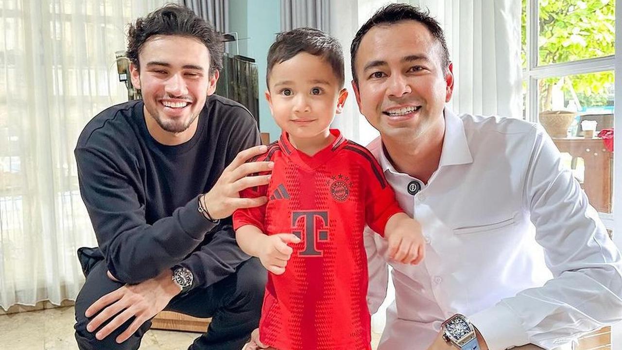 Potret Raffi Ahmad Ajak Nathan Tjoe-A-On Gelandang Timnas Indonesia ke Andara, Main Bola Bareng Rafathar