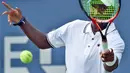 Aksi petenis putra AS, Donald Young, saat bertanding melawan petenis Prancis, Gilles Simon, di babak pertama Turnamen Tenis AS Terbuka 2015 di USTA Billie Jean King National Center, New York, AS. (AFP Photo/Jewel Samad)