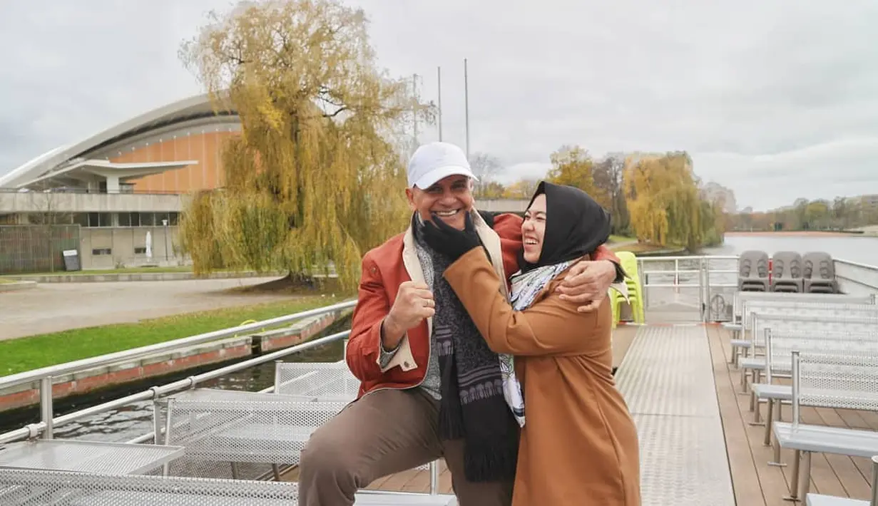 Kemesraan Santi dan Mark saat menikmati liburan. Meski usianya terpaut jauh, rumah tangga pasangan ini jauh dari gosip miring. Rumah tangganya adem ayem dan sangat harmonis. [Instagram/santiasokamala]