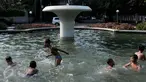 Anak-anak  berenang di kolam air mancur di kawasan Jalan Diponogoro, Jakarta, Jumat (31/7/2015). Minimnya lahan bermain di Ibukota, membuat mereka memanfaatkan kolam air mancur sebagai tempat berenang. (Liputan6/Johan Tallo)