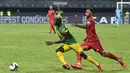 Gelandang Mali Moussa Djenepo (kiri) berebut bola dengan bek Guinea Khatulistiwa Carlos Akapo pada babak 16 besar Piala Afrika 2021 di Stadion Limbe, Kamis (27/1/2022) dini hari WIB. Guinea Ekuatorial mempermalukan Timnas Mali 6-5 (0-0) dalam adu penalti. (Issouf SANOGO/AFP)