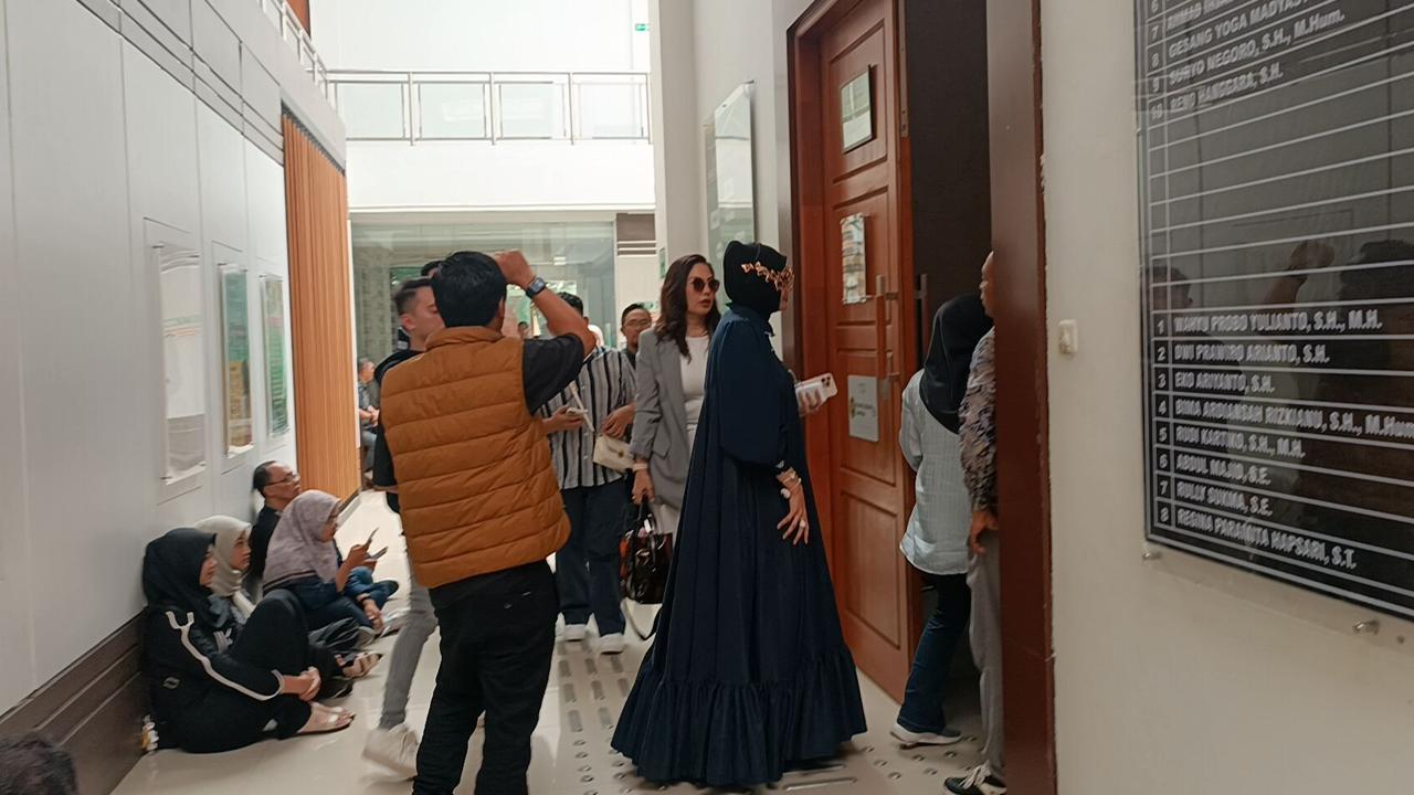 Bela Bos MS Glow Shandy Purnamasari, Selebgram Ramai-Ramai Hadiri Sidang Vonis Isa Zega