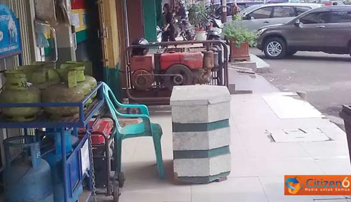 Citizen6, Jakarta: Trotoar jadi tempat memajang barang dagangan.