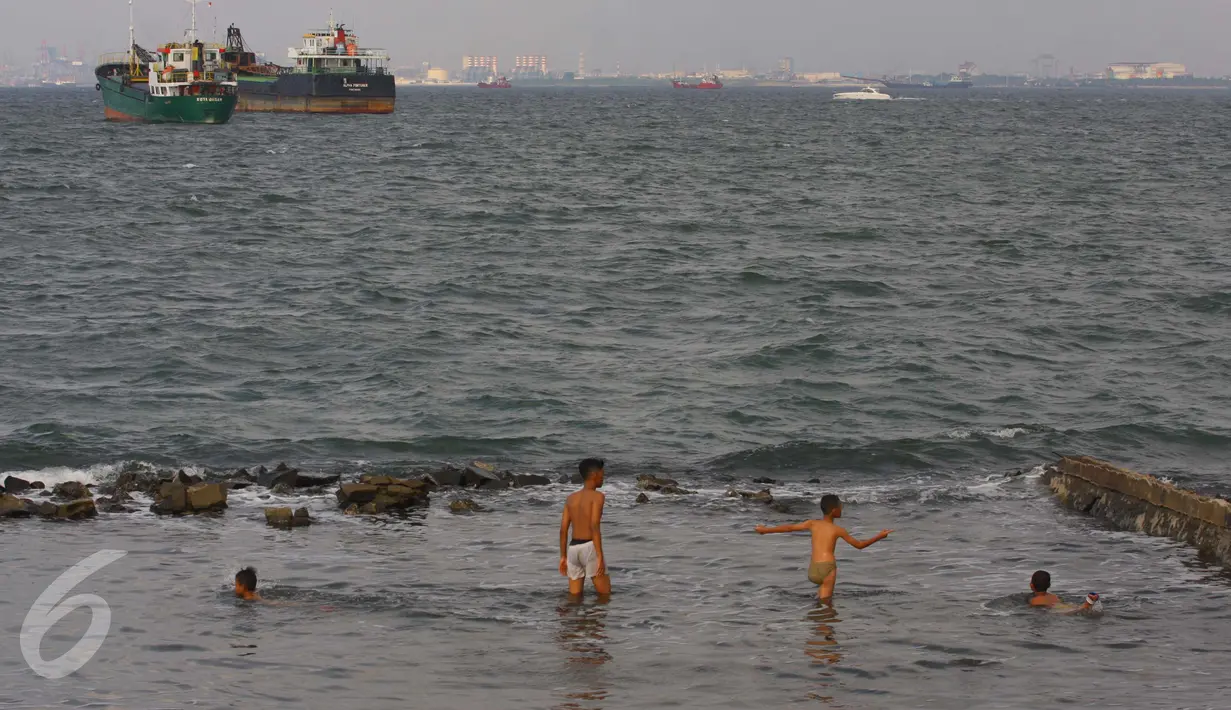 Sejumlah anak bermain air dekat tanggul di Pesisir Muara Baru, Penjaringan, Jakarta, Jumat (12/5). Minimnya lahan bermain di kawasan tersebut membuat anak-anak memanfaatkan bekas tanggul untuk bermain. (Liputan6.com/Gempur M Surya)