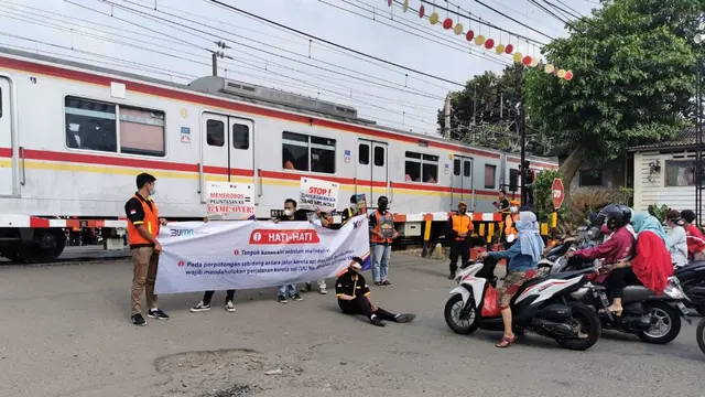 KAI gencar melaksanakan kegiatan sosialisasi mengenai keselamatan perjalanan KA di perlintasan sebidang. (Dok KAI)