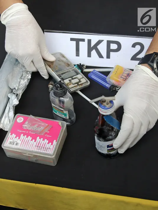 Barang bukti kasus ujaran kebencian dengan pelaku bernama Arseto Suryoadji Pariadji ditunjukkan di Polda Metro Jaya, Jakarta, Jumat (30/3). Polisi mengamankan narkoba jenis sabu seberat 0,2 gram beserta alat hisapnya. (Liputan6.com/Herman Zakharia)