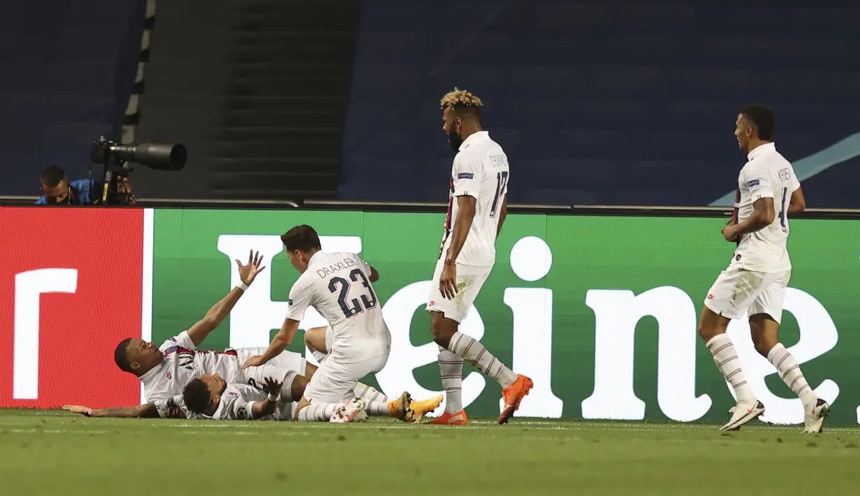 Para pemain Paris Saint-Germain merayakan gol kedua timnya ke gawang Atalanta pada pertandingan perempat final Liga Champions di Luz Stadium, Lisbon, Portugal, Rabu (12/8/2020). Paris Saint-Germain menang 2-1. (Rafael Marchante/Pool via AP)