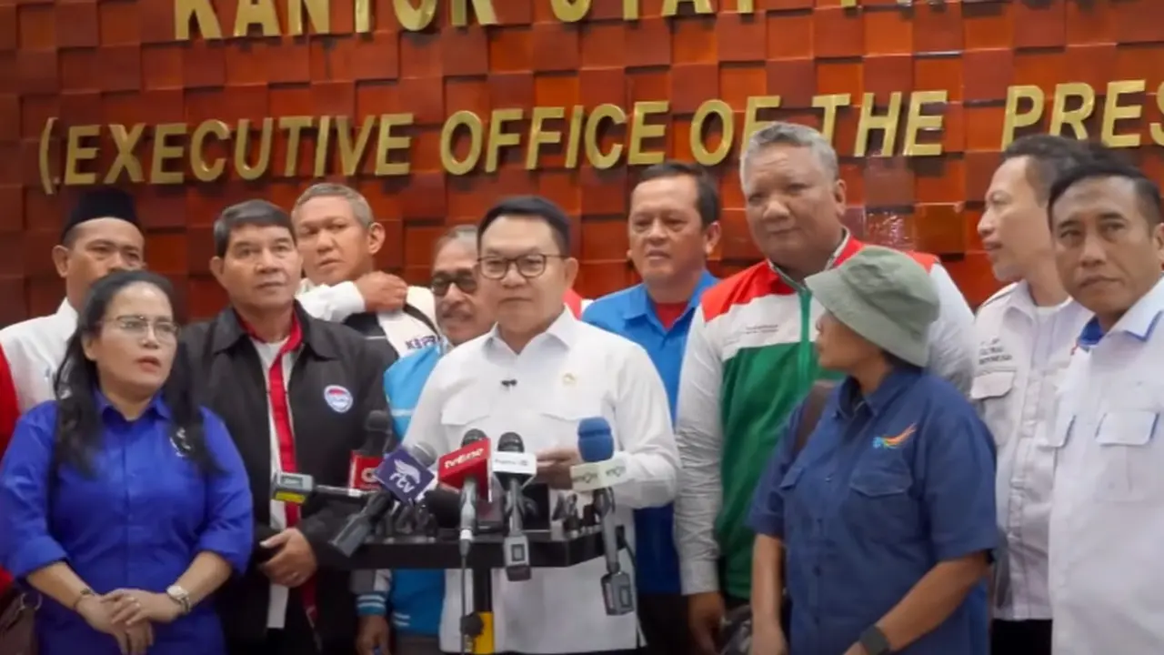 Kepala Staf Kepresidenan (KSP) Dudung Abdurrachman saat konferensi pers usai bertemu sejumlah pimpinan organisasi buruh.
