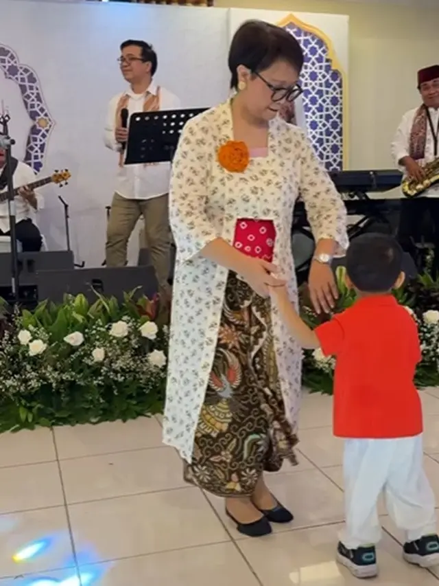 Gaya Kartini masa kini pakai kebaya