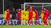 Pemain Twente tampak kecewa karena gagal memaksimalkan peluang ketika menghadapi Bodo/Glimt dalam laga play-off 16 besar Liga Europa di Norwegia, Jumat (21/2/2025) dini hari WIB. Twente tersingkir dari Liga Europa setelah kalah agregat 4-6. (Fredrik Varfjell/NTB Scanpix via AP)