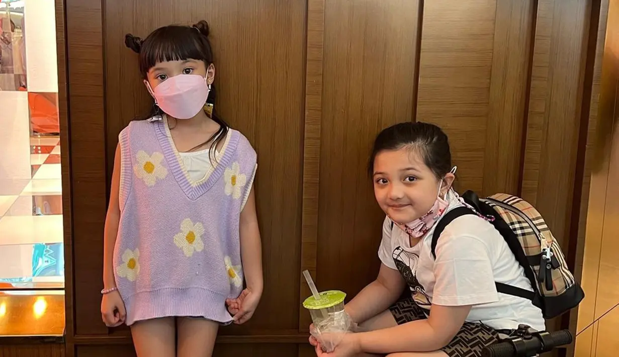 Gempita Nora Marten dan Arsy Addara Musicia Nurhermanyah merupakan dua anak artis yang cukup populer di industri hiburan Tanah Air. Usianya belum genap 10 tahun, namun keduanya bikin publik salut atas prestasinya di sekolah ataupun di luar sekolah. Melihat kebersamaan Gempi dan Arsy, publik menyebut dua gadis kecil ini adalah Gisel versi junior dan Ashanty versi junior. (Liputan6.com/IG/@gisel_la)