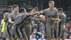 Sejumlah pemain Tottenham Hotspur merayakan gol yang dicetak oleh Micky van de Ven (kanan) ke gawang Luton Town dalam pertandingan pekan kedelapan Liga Inggris 2023/2024 yang berlangsung di Kenilworth Road, Inggris, Sabtu (7/10/2023). Spurs memboyong Micky van de Ven dari Wolfsburg dengan biaya £34,5 juta (€40 juta) ditambah potensi tambahan £8,5 juta (€10 juta). (AP/PA/Bradley Collyer)