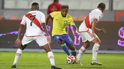 Pemain Brasil, Rodrygo, berusaha melewati pemain Peru Aldo Corzo dan Andy Polo pada laga kualifikasi Piala Dunia 2026 zona CONMEBOL, Rabu, (13/9/2023). Tim Samba menang dengan skor tipis 1-0. (AP Photo/Martin Mejia)