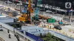 Aktivitas pekerja menyelesaikan pembangunan jalur Moda Raya Terpadu (MRT) Fase 2 di Jalan Gajah Mada, Jakarta, Jumat (20/9/2024). (Liputan6.com/Angga Yuniar)