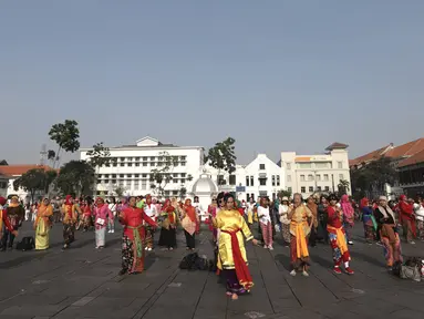 Masyarakat saat mengikuti flashmob Tari Cokek di kawasan Kota Tua, Jakarta, Minggu (18/8/2019). Kegiatan ini digelar dalam rangka memeriahkan perayaan HUT ke-74 Republik Indonesia sekaligus melestarikan tari asal Betawi tersebut. (merdeka.com/Iqbal S. Nugroho)